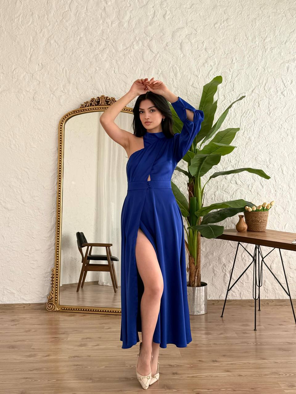 Plava satenska midi haljina s asimetričnim dizajnom