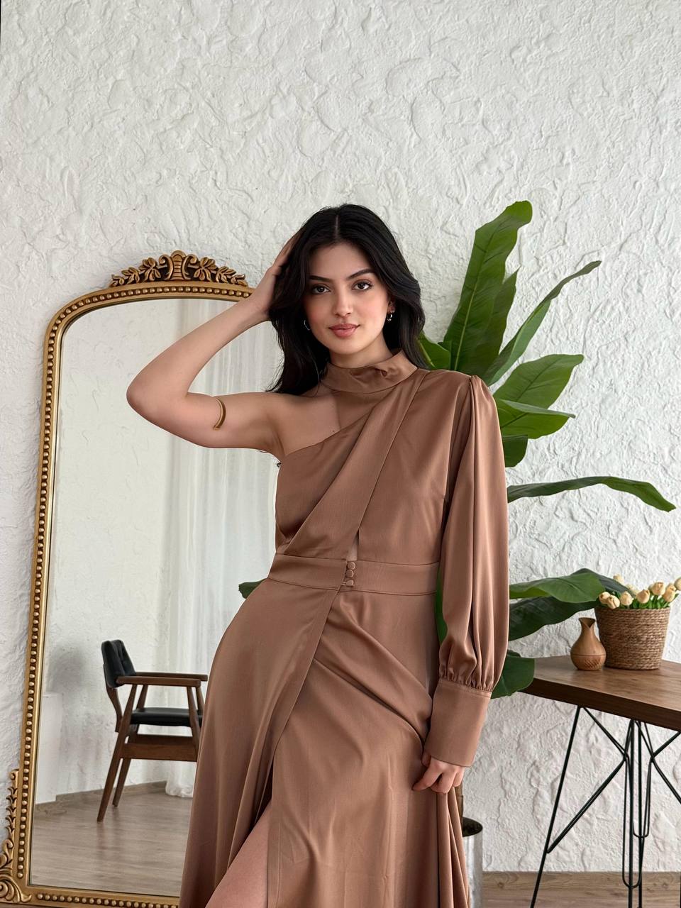 Bež satenska midi haljina s asimetričnim dizajnom