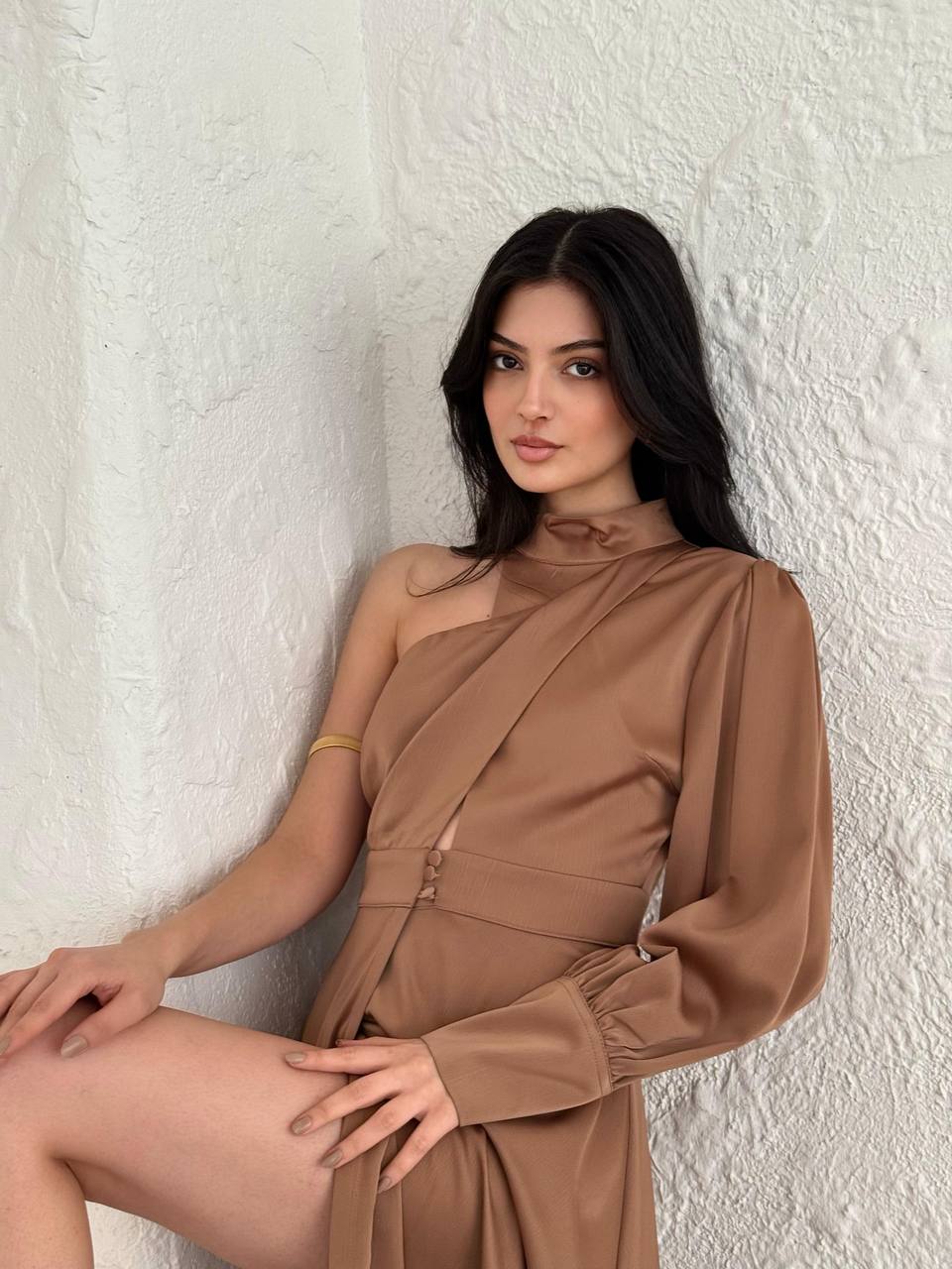 Bež satenska midi haljina s asimetričnim dizajnom