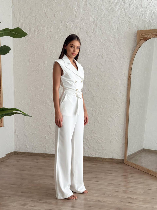 Bijeli elegantni kombinezon bez rukava sa zlatnim gumbima