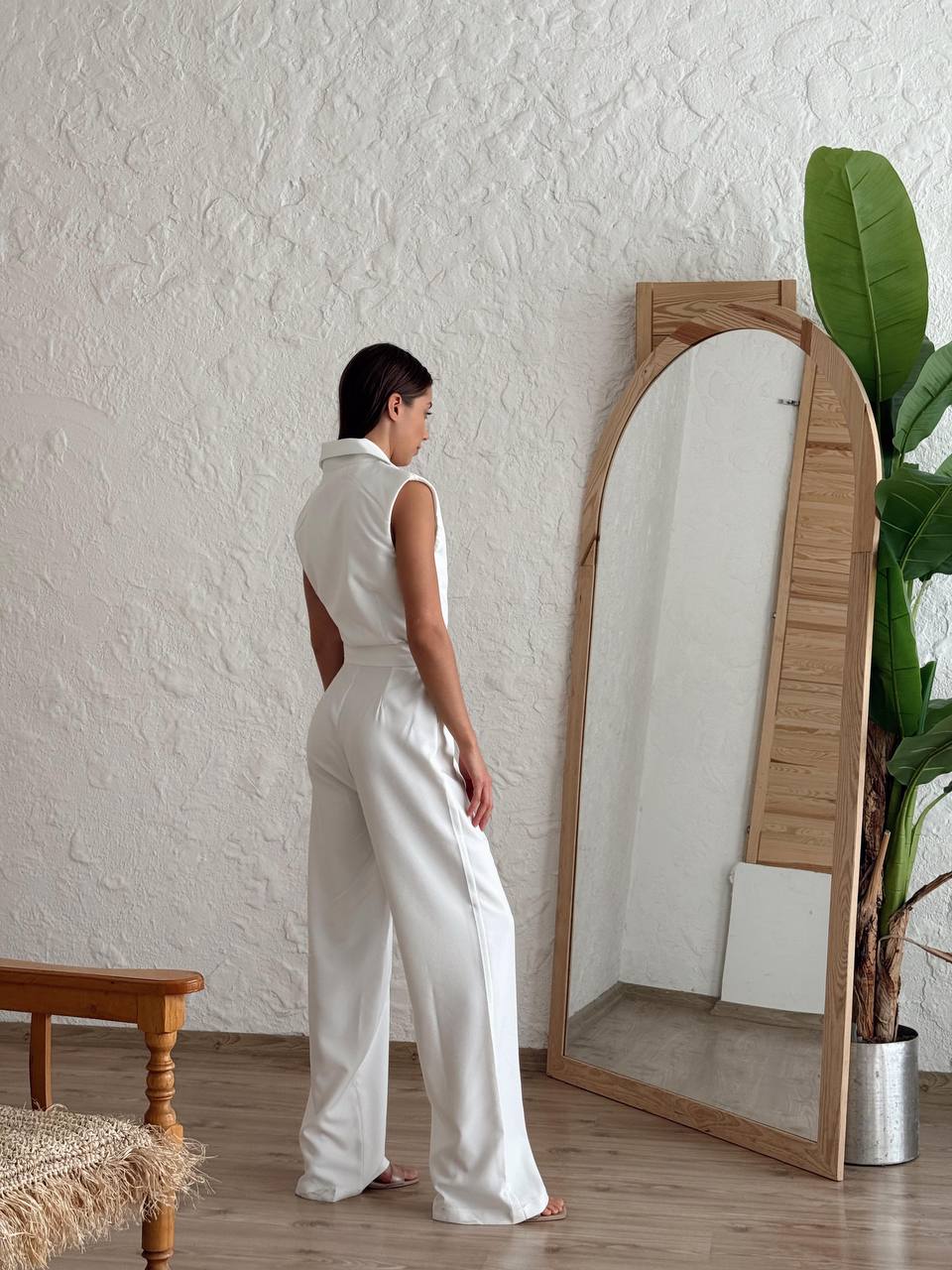 Bijeli elegantni kombinezon bez rukava sa zlatnim gumbima