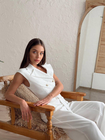 Bijeli elegantni kombinezon bez rukava sa zlatnim gumbima