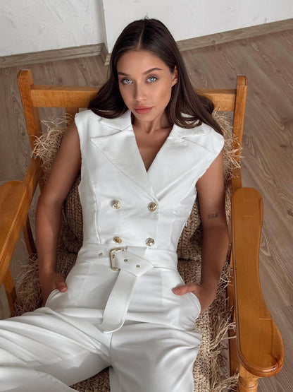 Bijeli elegantni kombinezon bez rukava sa zlatnim gumbima