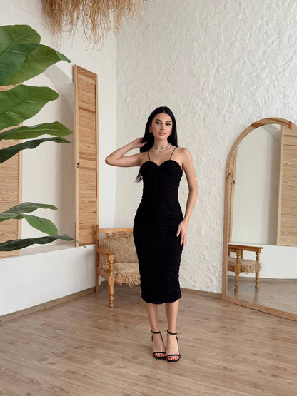 Crna uska haljina na bretele sa naborima