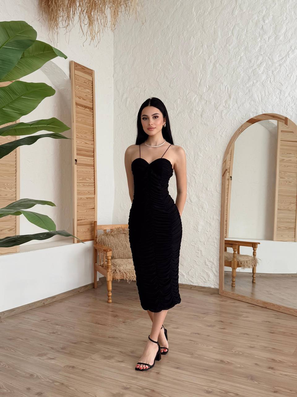 Crna uska haljina na bretele sa naborima