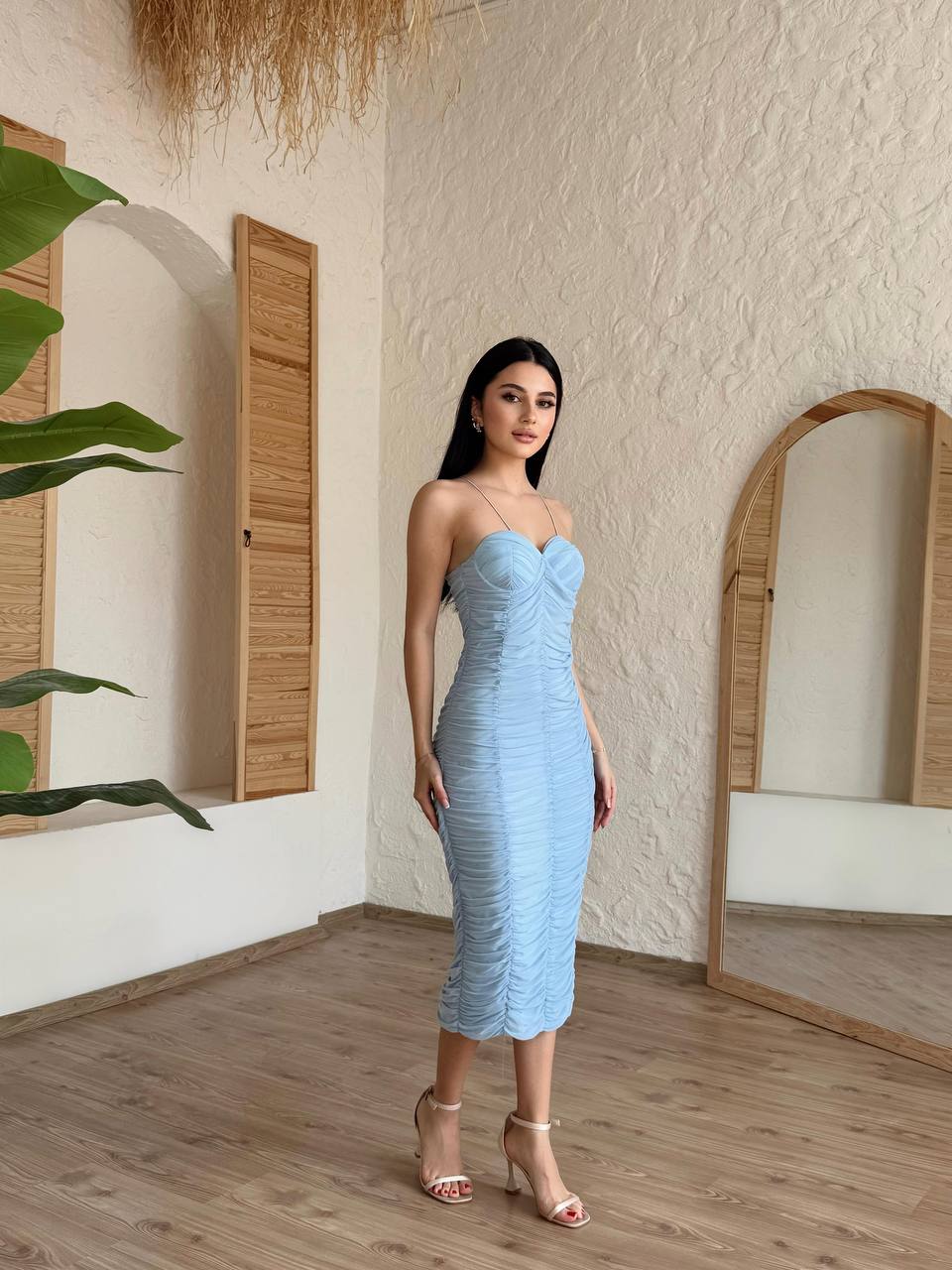 Plava uska haljina na bretele s naborima