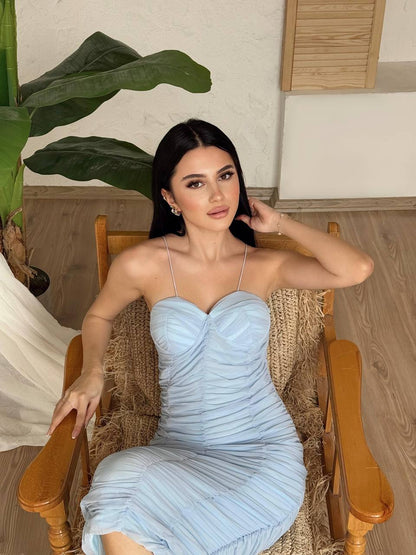 Plava uska haljina na bretele s naborima