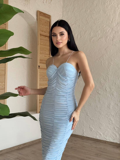 Plava uska haljina na bretele s naborima