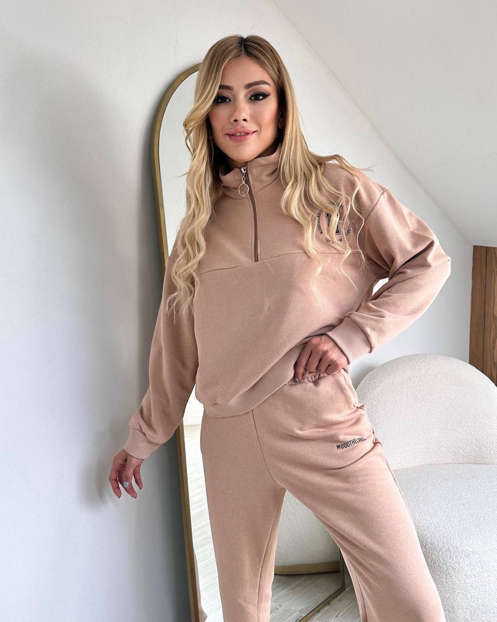 Bež trenirka s patentnim zatvaračem