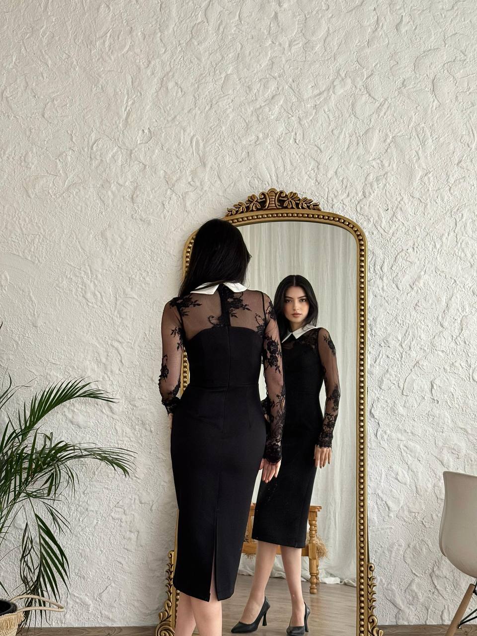 Crna elegantna haljina s čipkastim rukavima i bijelom kragnom