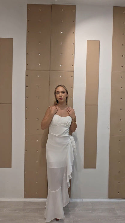 Bijela elegantna midi haljina s asimetričnim volanom