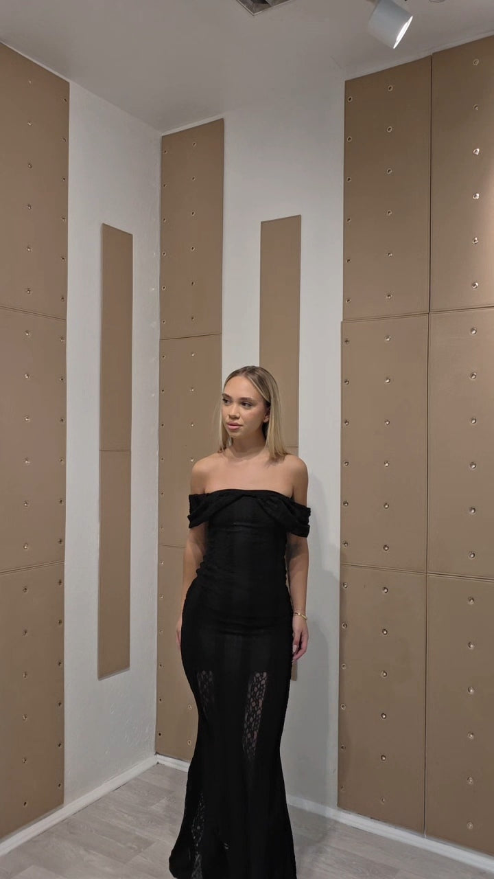 Elegantna crna čipkasta maxi haljina s otvorenim ramenima