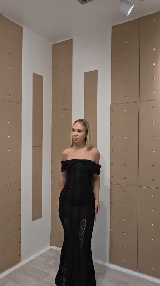 Elegantna crna čipkasta maxi haljina s otvorenim ramenima