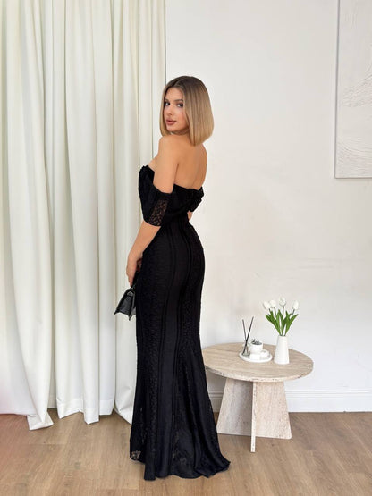Elegantna crna čipkasta maxi haljina s otvorenim ramenima