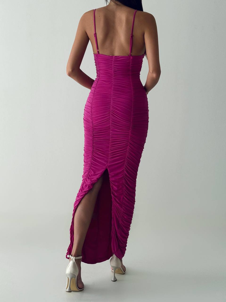 Fuksija uska haljina s naborima i cvjetnim detaljima