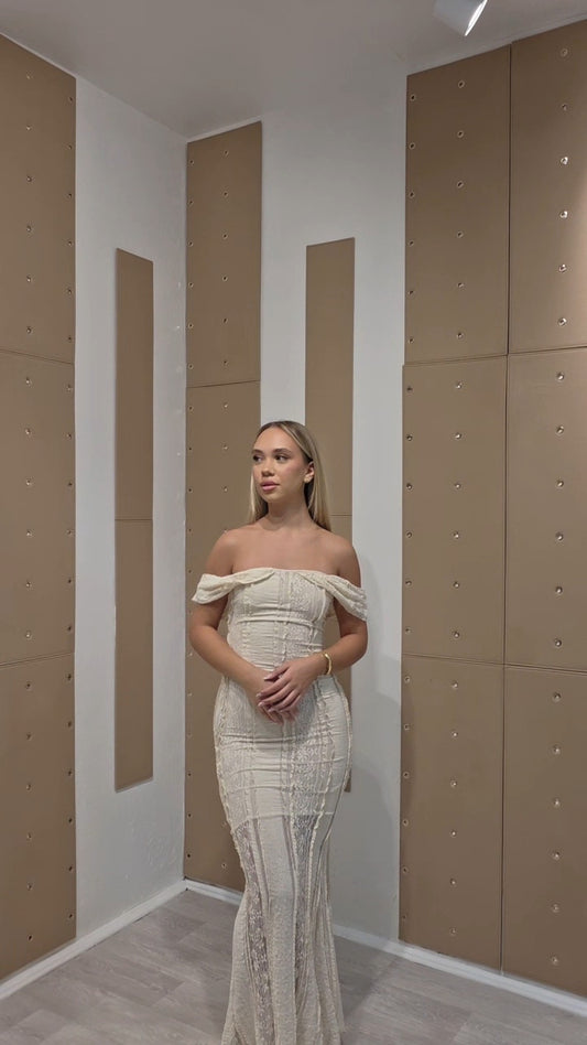 Elegantna bež čipkasta maxi haljina s otvorenim ramenima
