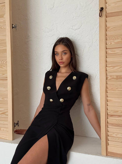 Crna midi haljina bez rukava sa zlatnim gumbima