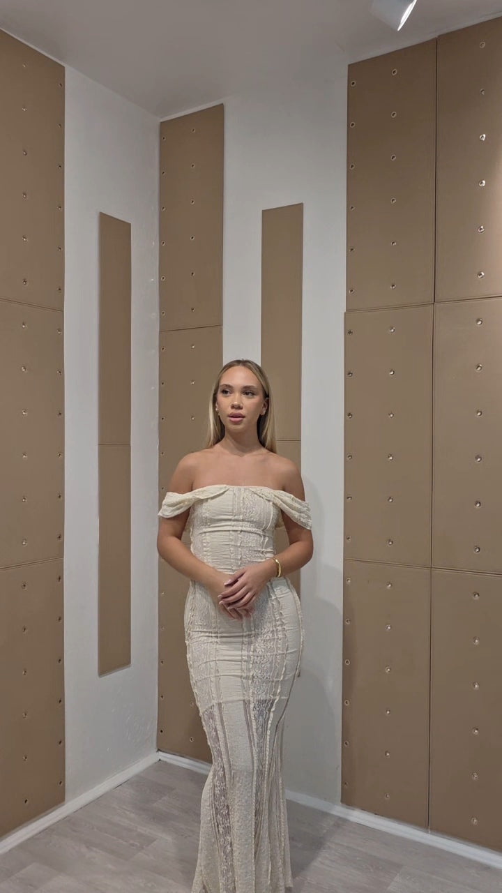 Elegantna bež čipkasta maxi haljina s otvorenim ramenima