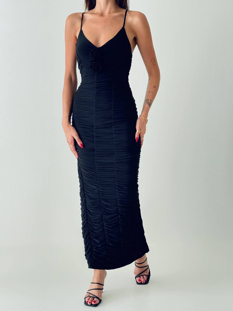 Crna uska haljina s naborima i cvjetnim detaljima