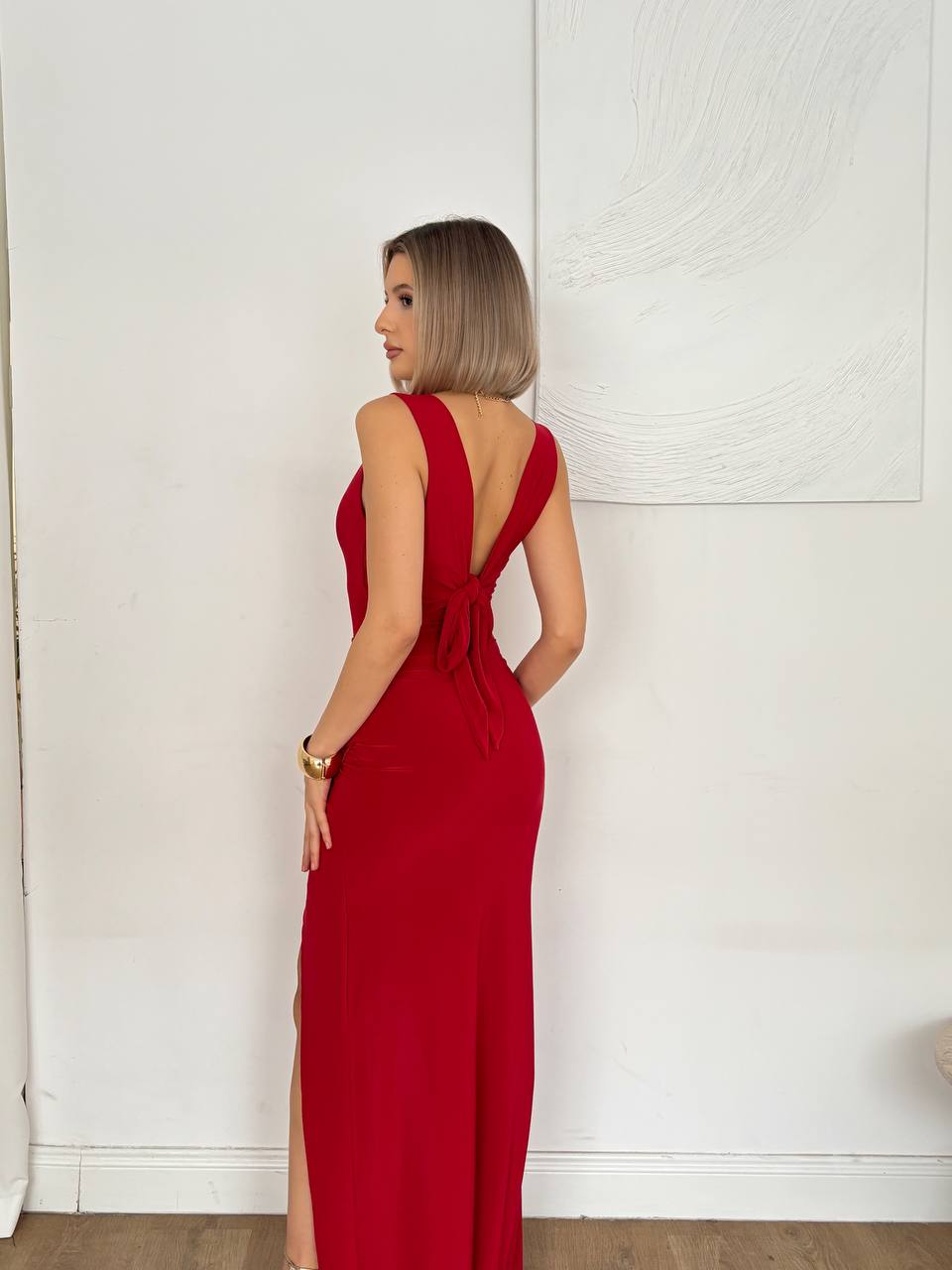 Elegantna crvena maxi haljina s prorezom i otvorenim leđima