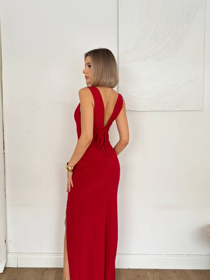 Elegantna crvena maxi haljina s prorezom i otvorenim leđima