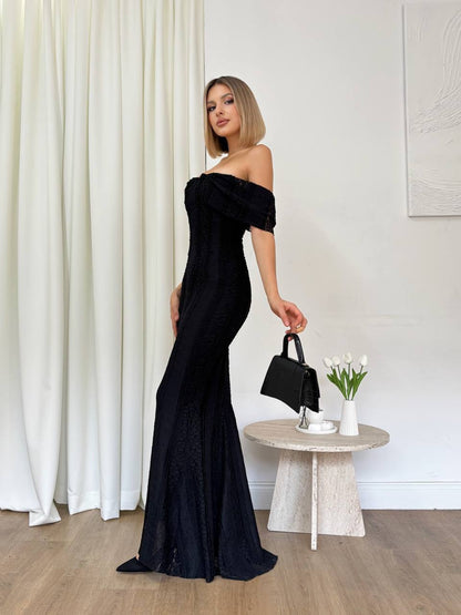 Elegantna crna čipkasta maxi haljina s otvorenim ramenima