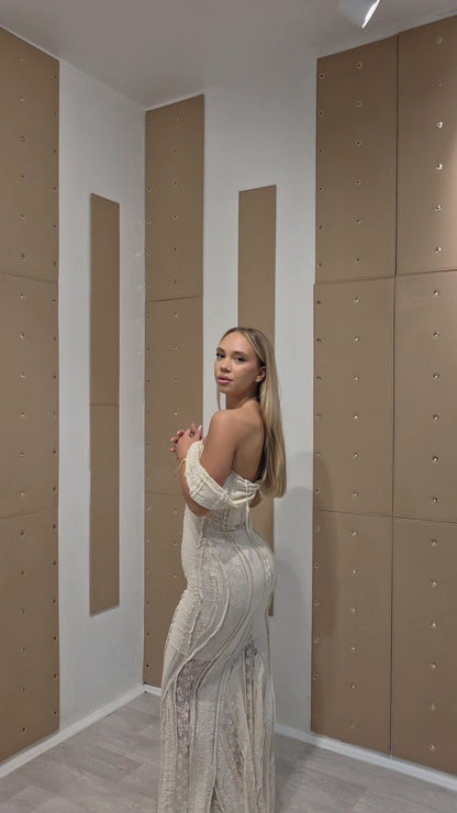 Elegantna bež čipkasta maxi haljina s otvorenim ramenima